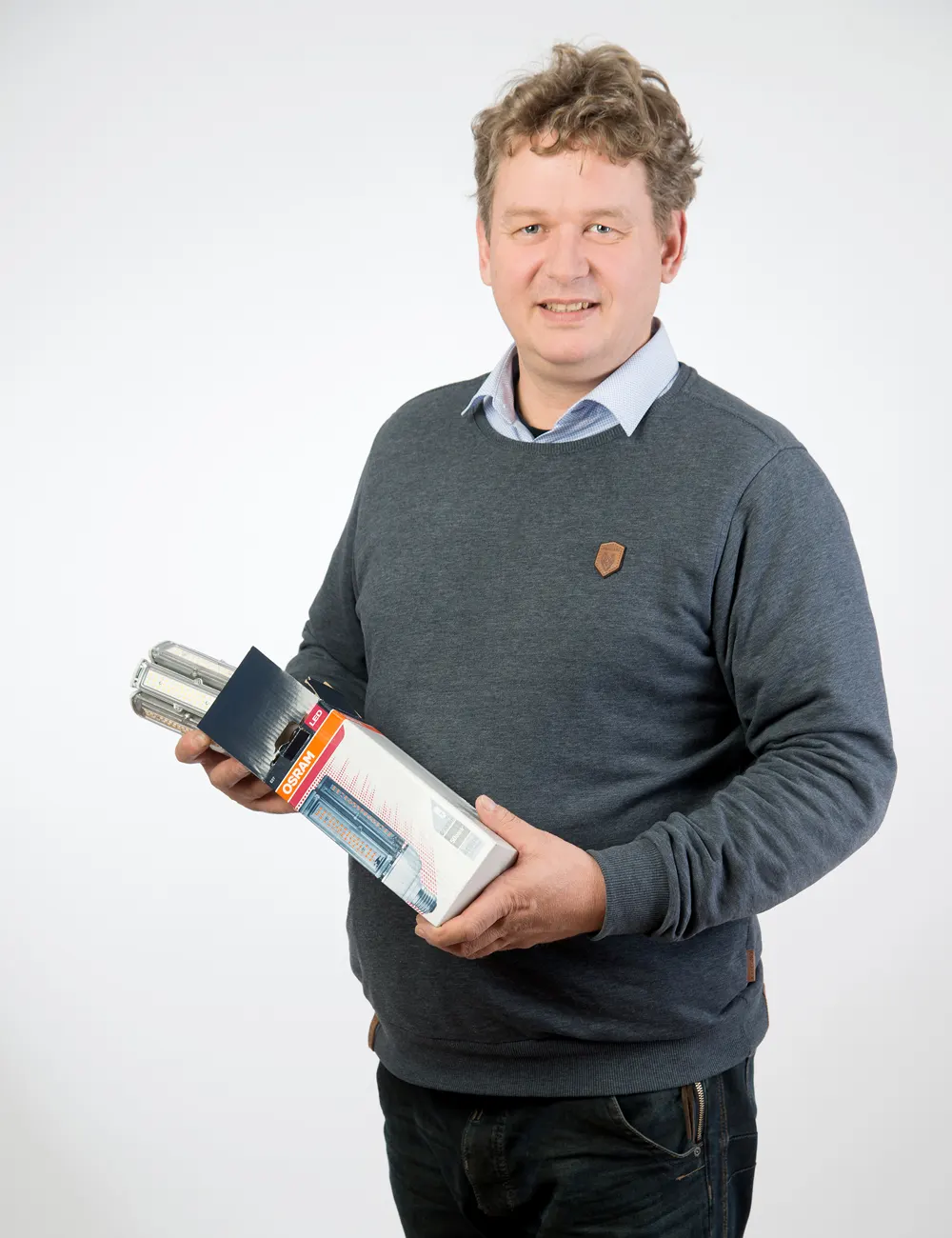 Norbert Schnitzler, Inhaber von Schnitzler-Elektrotechnik, mit einer LED-Feuchtraumleuchte